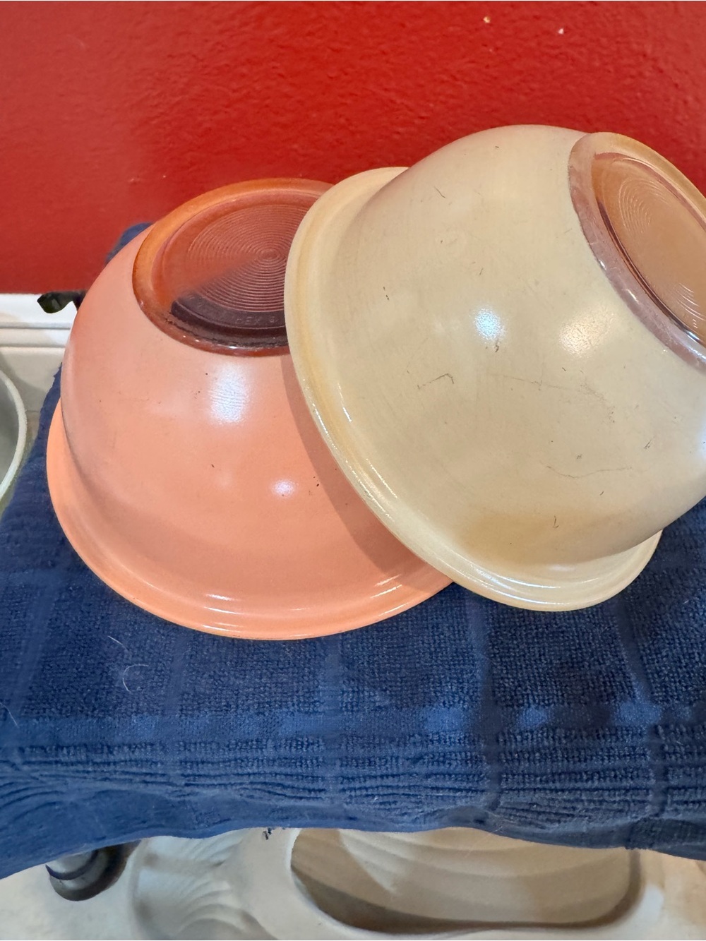 #323 & 322 Vintage Style Ceramic Mixing Bowls in Peach and Cream